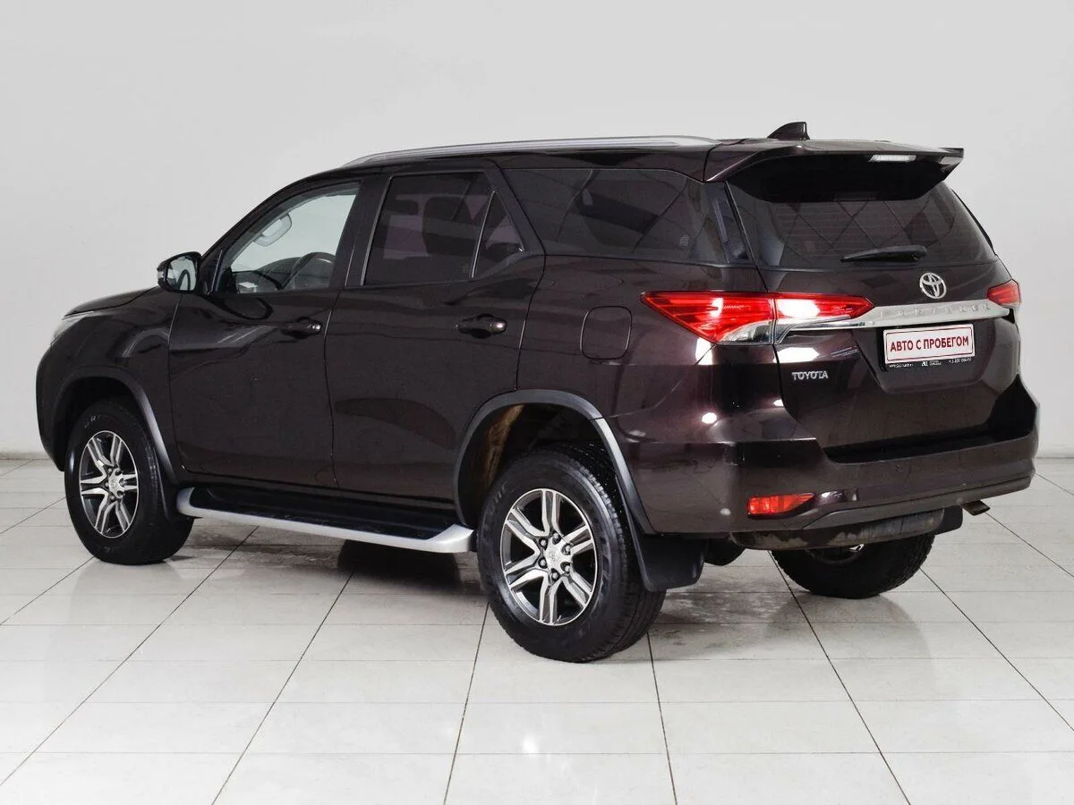 Toyota Fortuner II — фото 2