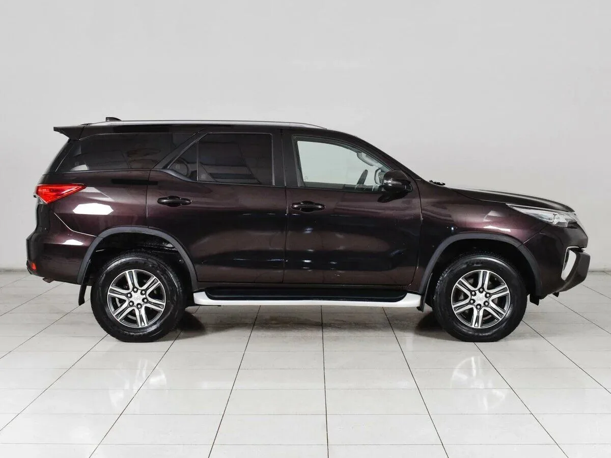 Toyota Fortuner II — фото 5