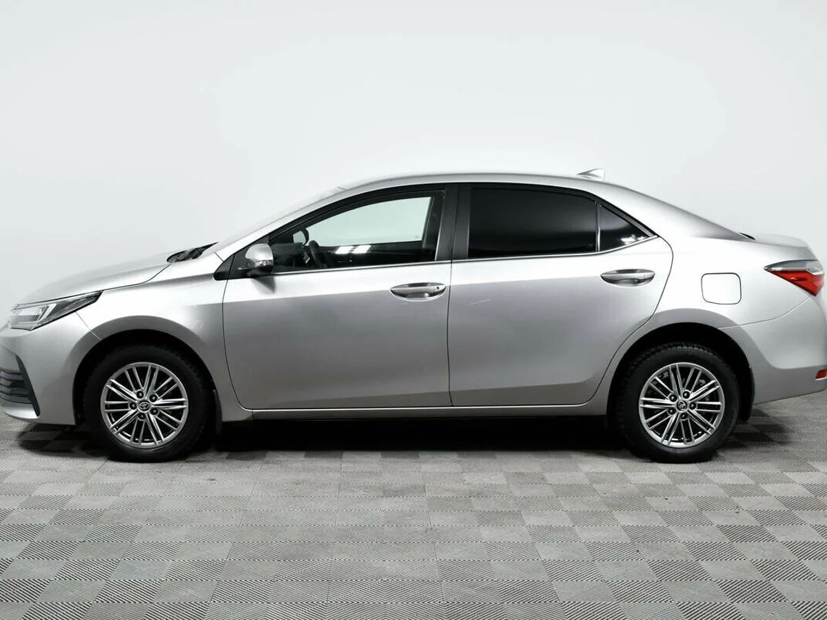 Toyota Corolla XI (E160, E170, E180) Рестайлинг 1 · Стиль — фото 3