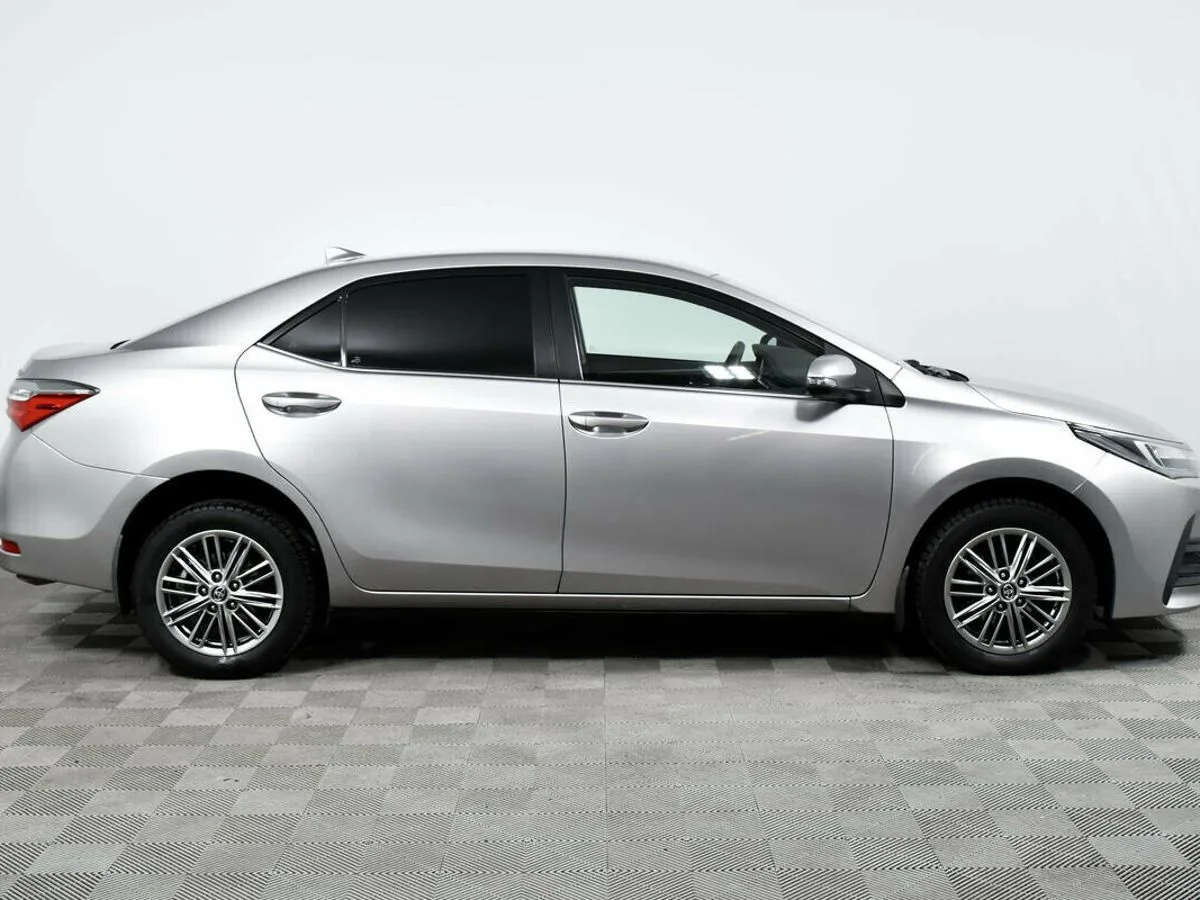 Toyota Corolla XI (E160, E170, E180) Рестайлинг 1 · Стиль — фото 4