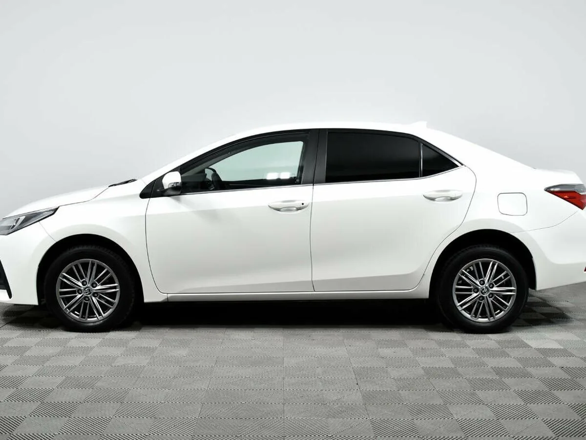 Toyota Corolla XI (E160, E170, E180) Рестайлинг 1 · Стиль — фото 3