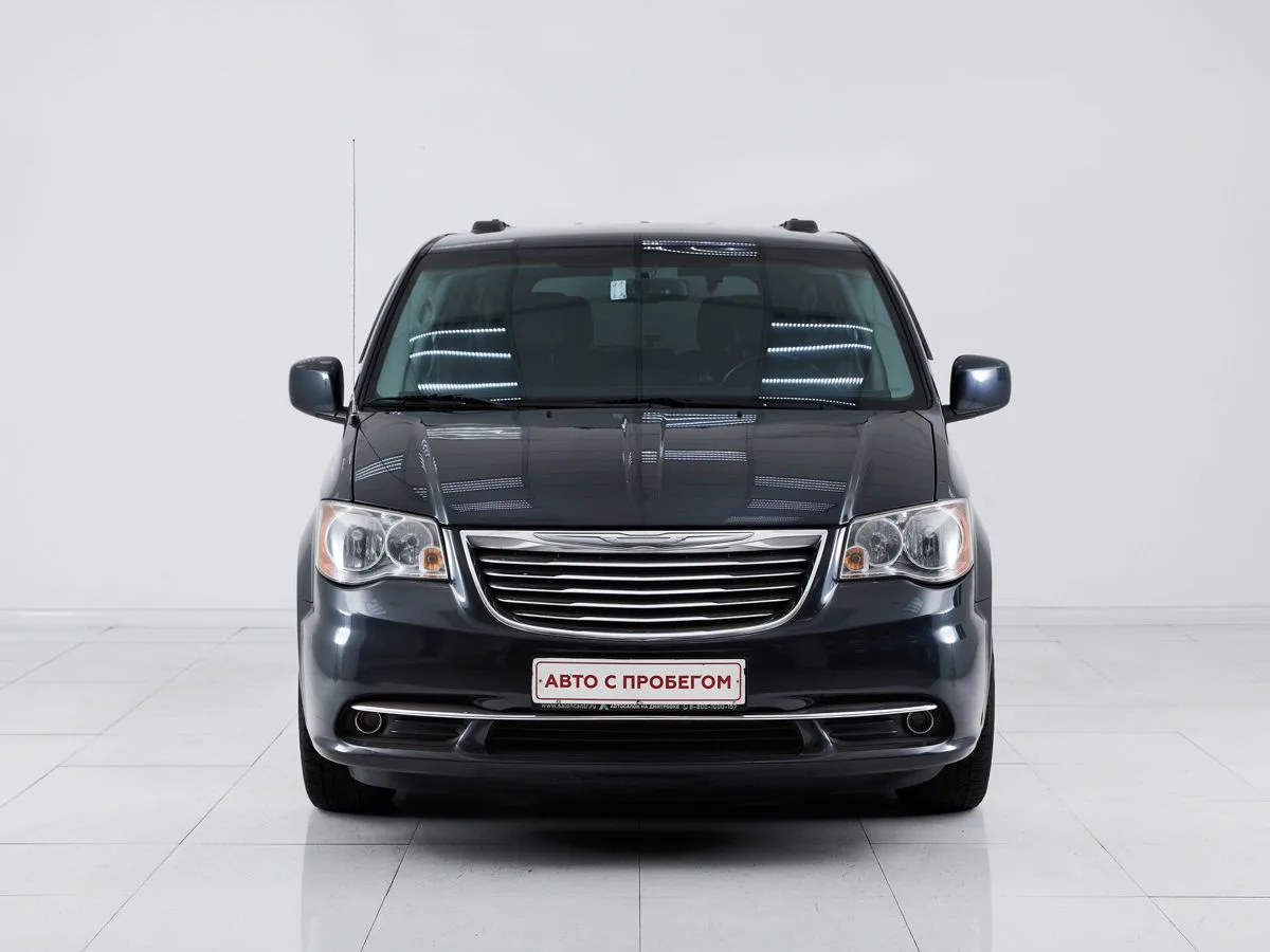 Chrysler Town & Country V Рестайлинг — фото 2