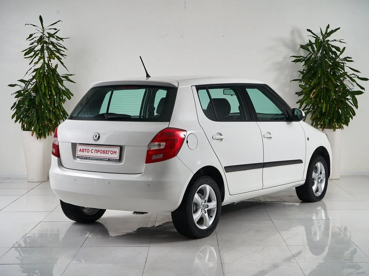 Skoda Fabia II Рестайлинг — фото 5